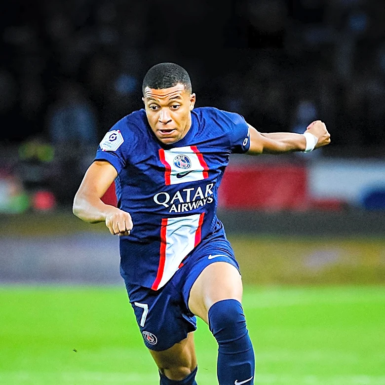 PSG Submits €33m Bid to Hijack Juventus' Move for Goalkeeper Zion Suzuki