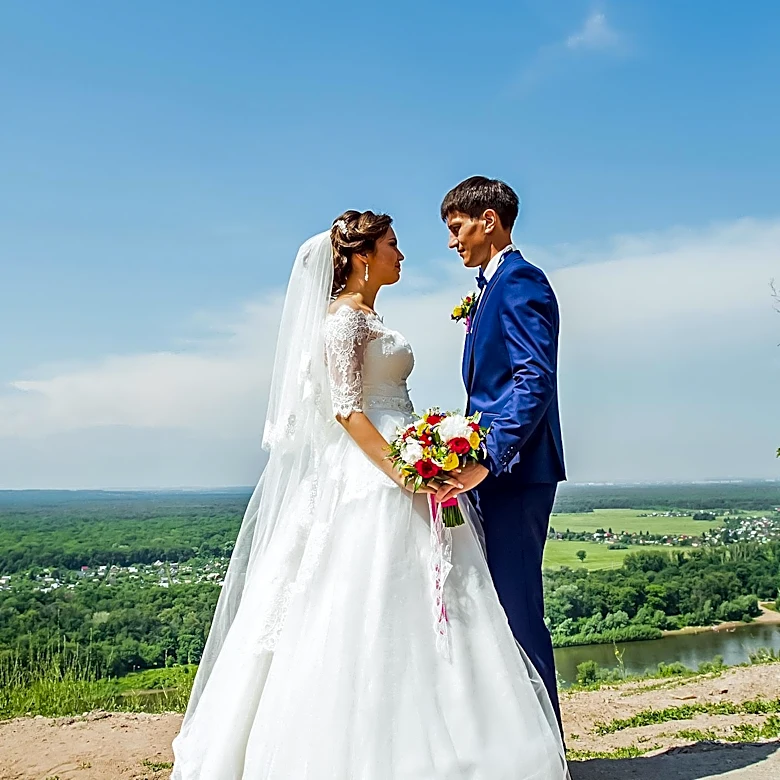 Emma Roberts Shares Wedding Photos, Father Eric Roberts Responds to Absence