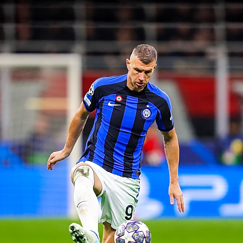 Edin Dzeko Extends Contract with Schalke at Age 40