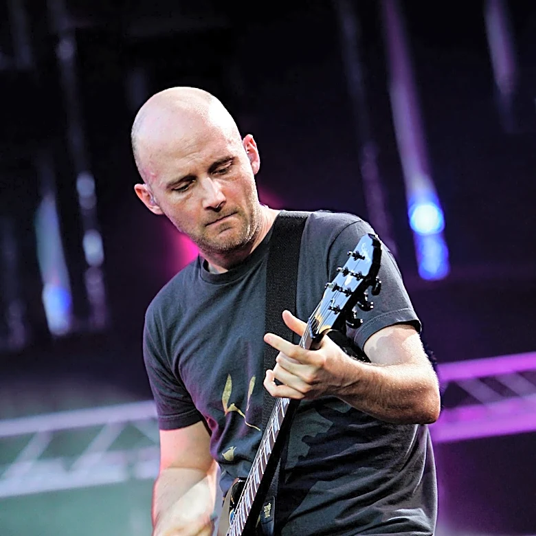 Moby Highlights UK's Role in Shaping Rave Culture During Live Performance