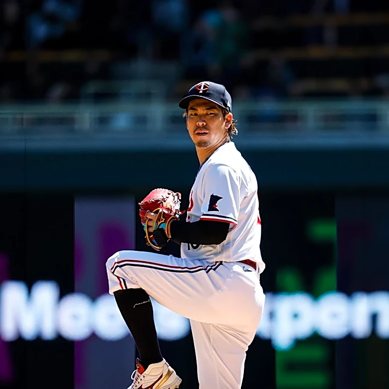 Minnesota Twins Acquire Reliever Jeff Hoffman from Blue Jays for Postseason Push