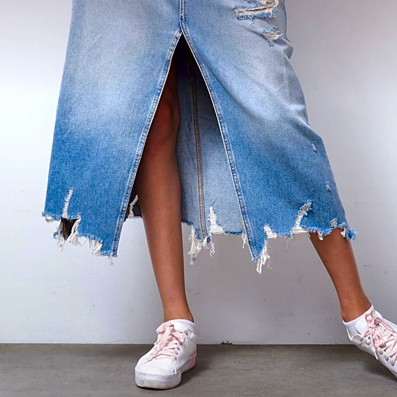 Duchess Sophie's Denim Midi Skirt: A Versatile Fashion Choice for All Seasons