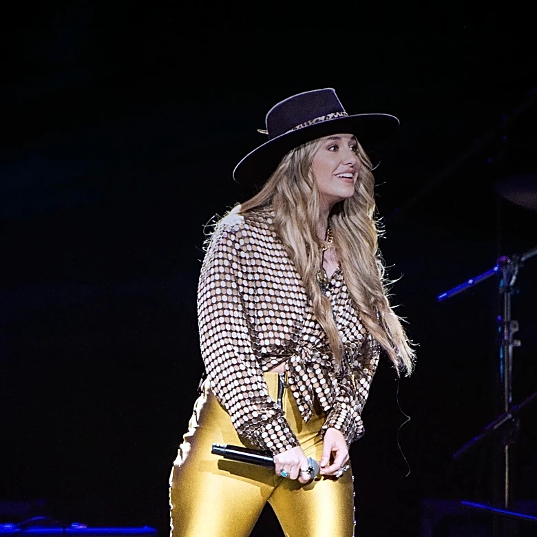 Lainey Wilson Invites 10-Year-Old Fan with Spina Bifida On Stage, Creating Unforgettable Moment