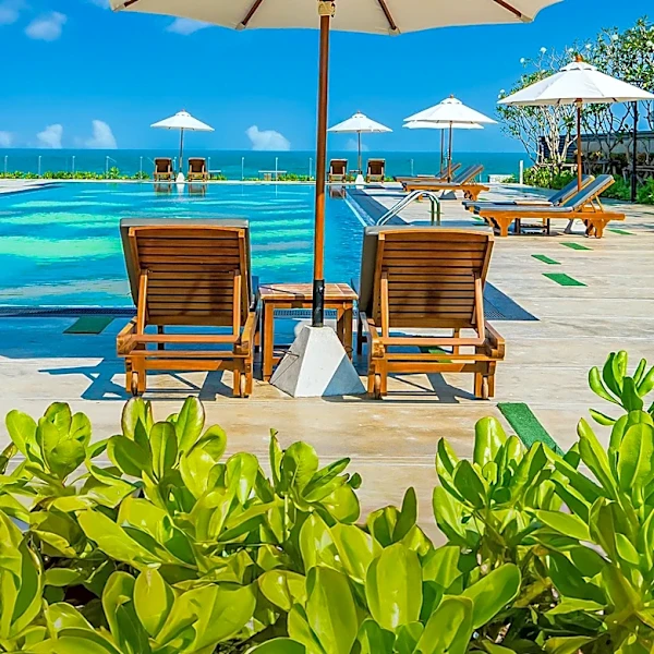 Halle Berry Enjoys Fiji Vacation with Fiancé Van Hunt, Shares Playful Poolside Photos