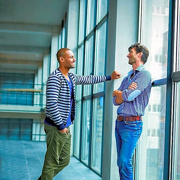 Photographer's Viral Series Captures First Meetings of Single Strangers