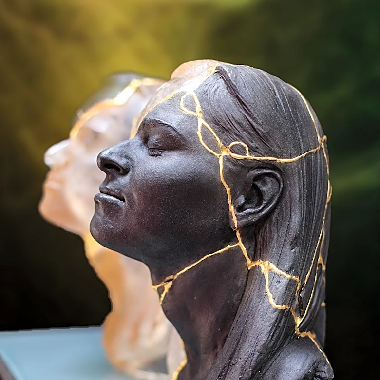 En Iwamura's Ceramic Sculptures Explore Human Connection Through Art