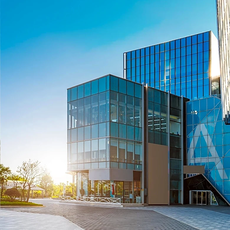 Key Differences Between Public and Private Architecture Practices Explored