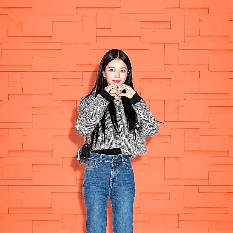 JISOO Showcases Salomon's Blue Perspective Collection with Urban Outdoor Style