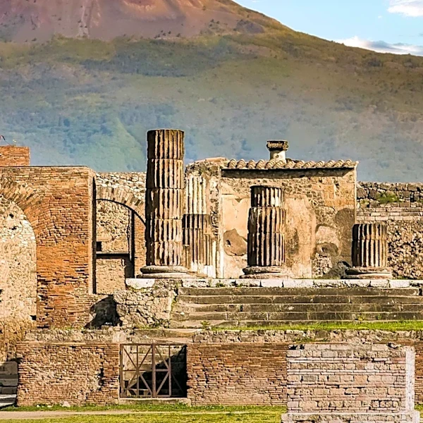 Gianfranco Rosi's Documentary 'Below the Clouds' Explores Life Under Mount Vesuvius