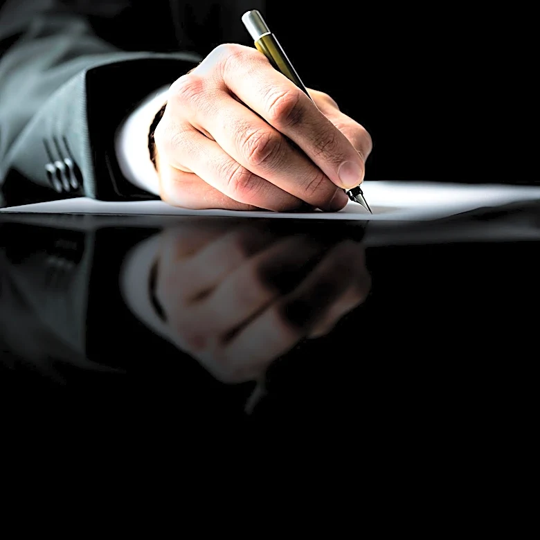 Palantir Technologies Sees Record Contract Signings, Boosts Revenue Outlook