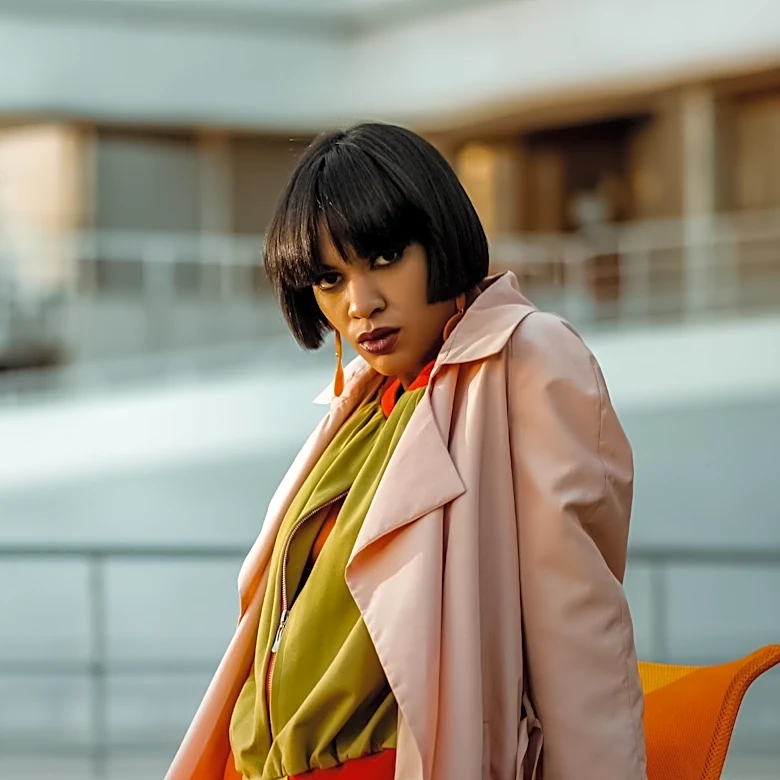The '90s Inspired Slip Bob Hairstyle Gains Popularity for Summer 2026