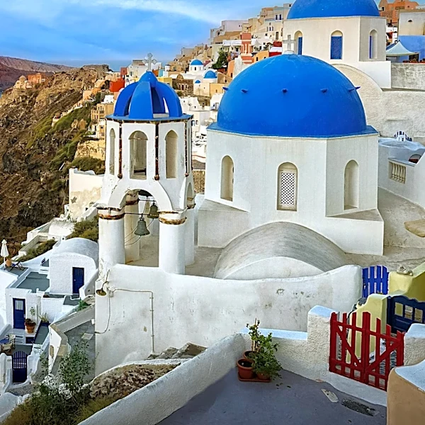 Santorini Travel Guide Highlights Iconic Views and Experiences