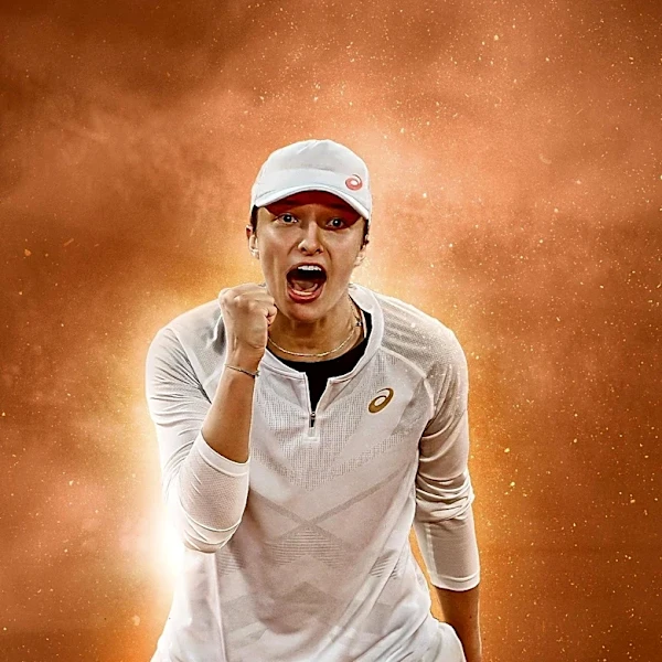 Iga Świątek Advances in Toronto Despite Mid-Match Struggles