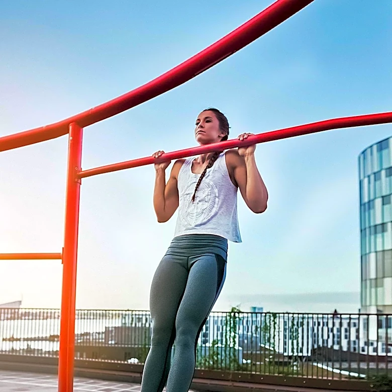 Hannah Waddingham Advocates for Daily Calisthenics to Enhance Core Strength