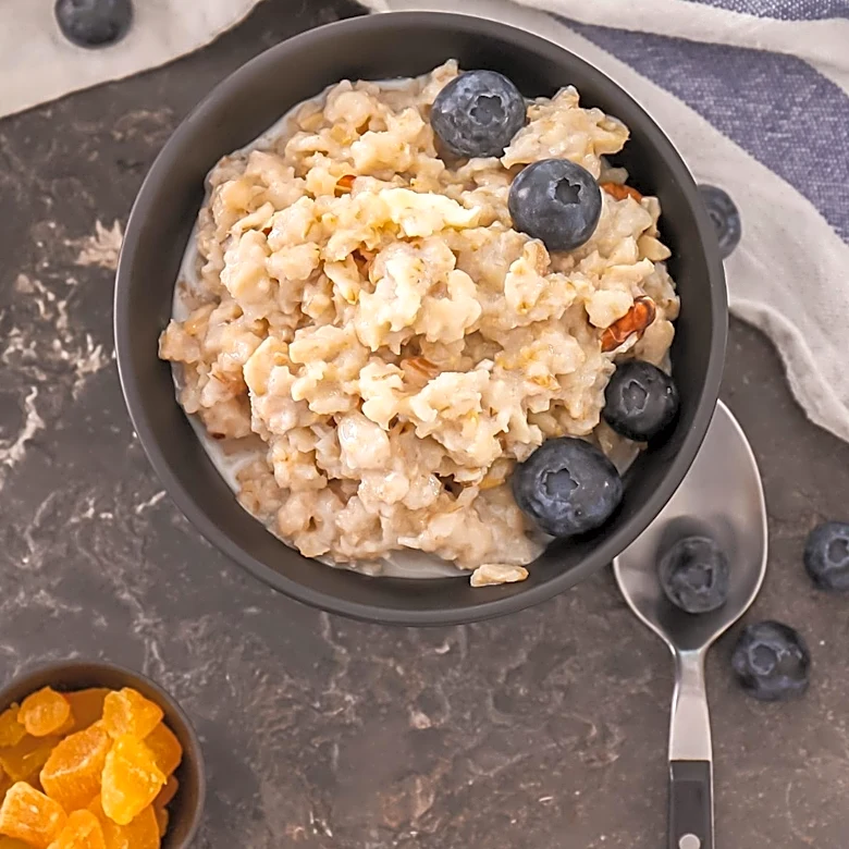 Dietitians Recommend Enhancing Oatmeal with Nuts and Berries for Cholesterol Management