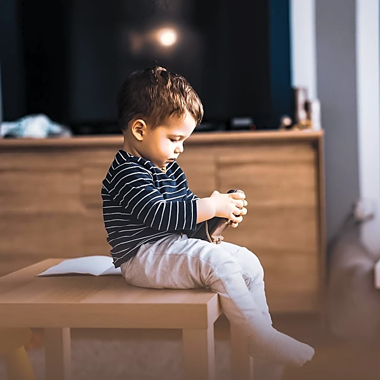 Digital Detox Parenting Movement Aims to Reclaim Childhood from Screen Saturation