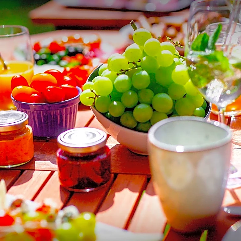 Vintage Picnic Recipes Revive Nostalgic Outdoor Dining Traditions