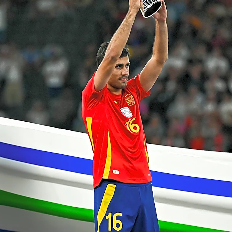 Barcelona and Real Madrid Compete for Rodri Amid Contract Uncertainty