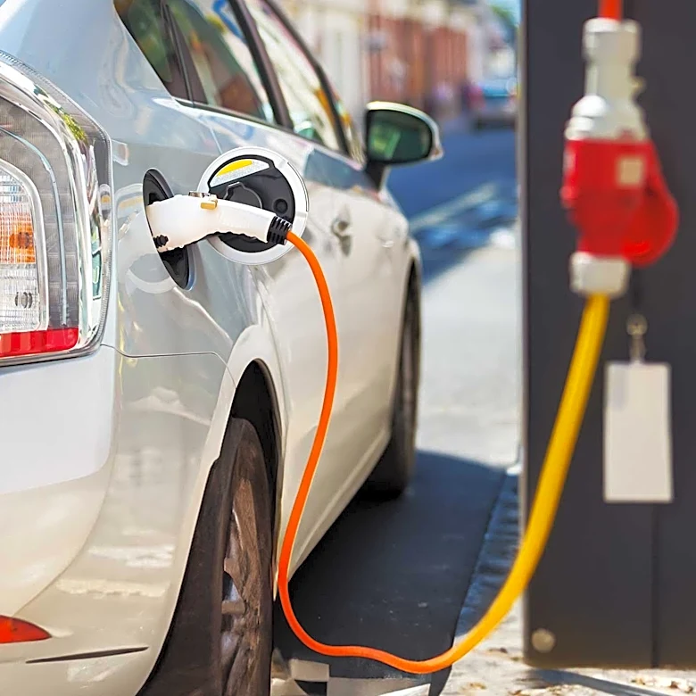 Philadelphia Residents Navigate Challenges of Charging Electric Cars Without Driveways