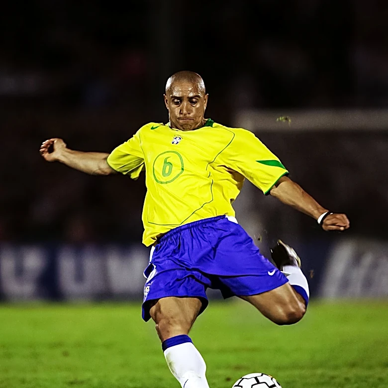 Leonardo Esteves Resigns from Roberto Carlos' Show Team, Impacting Long-Standing Collaboration