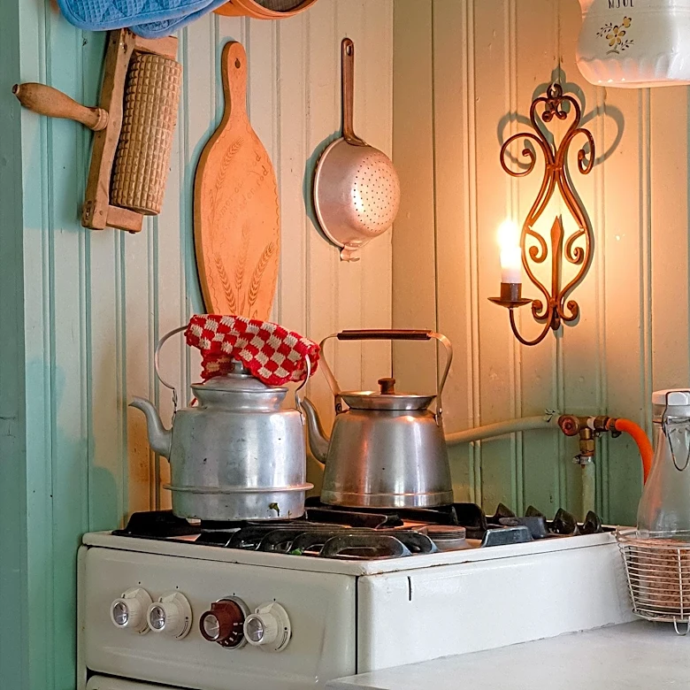 Cottagecore Decor: Embracing Imperfection and Vintage Charm in Home Design