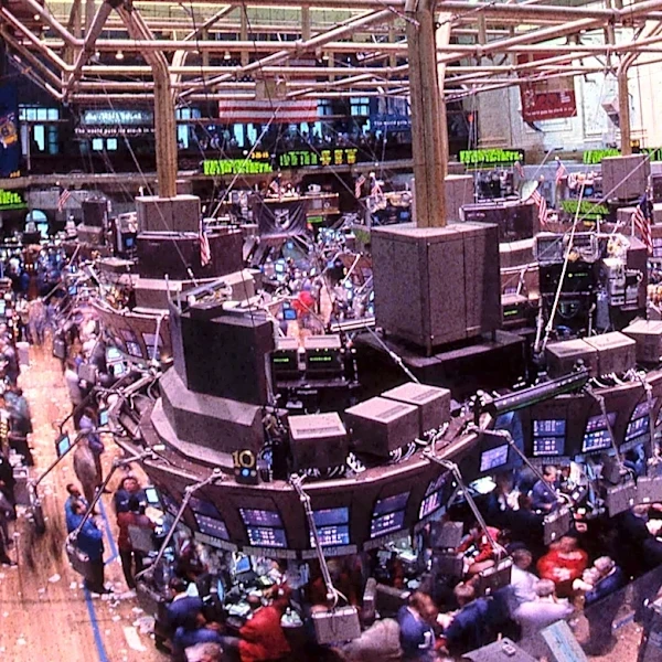 Warren Buffett's Warning on Stock Market Valuations Echoes Dot-Com Bubble Concerns