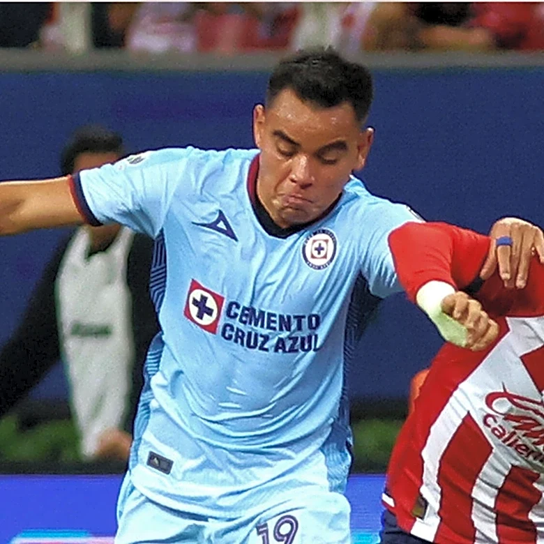Cruz Azul Negotiates Erik Lira's Transfer to Al Jazira
