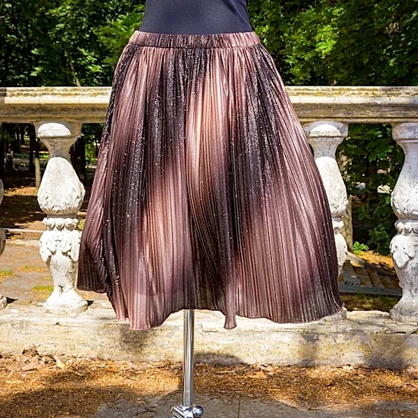 L'idee Woman Launches Gala Skirt with High-Shine Pleats for Versatile Fashion