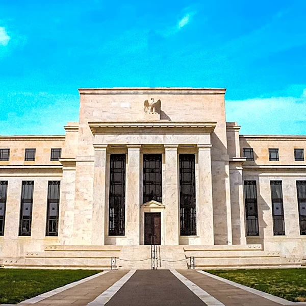 Economist Peter Schiff Warns of $39.8 Trillion US Debt Impact on Federal Reserve's Rate Decisions