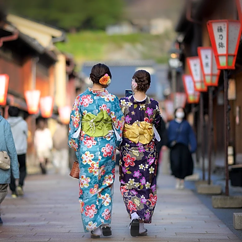 Health Experts Recommend Japanese Walking and Mini Vacations for Improved Well-being