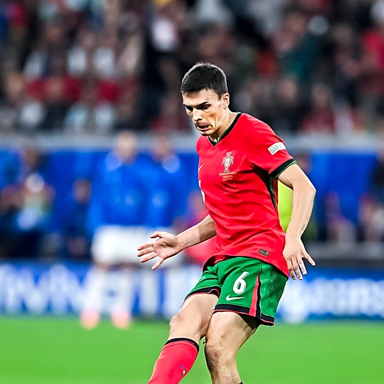 Newcastle United Competes with Aston Villa for Bayern Munich's João Palhinha
