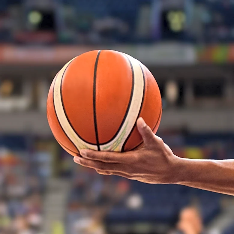 Kevon Looney Joins Lakers to Bolster Backup Center Position