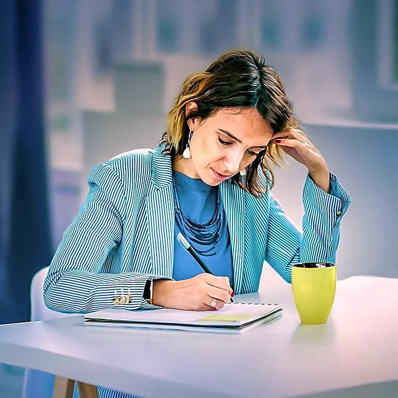 Gen Z Revives Pen and Paper in the Workplace Amid Digital Fatigue