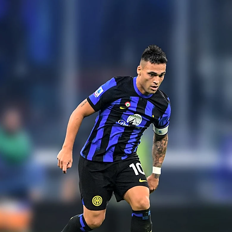 Barcelona Considers Lautaro Martínez as Backup Plan Amid Julián Álvarez Transfer Stalemate