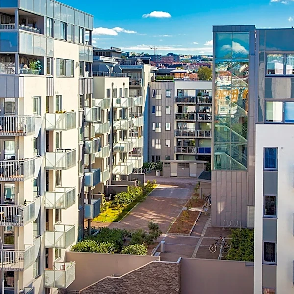Oakland Apartment Complex Faces Foreclosure Amid Economic Challenges