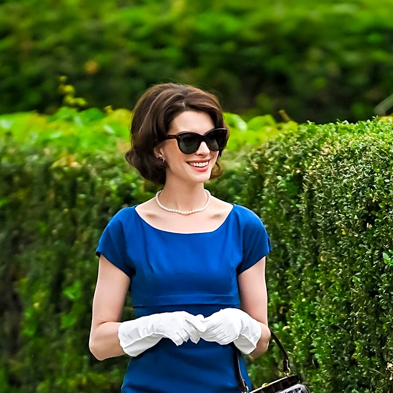 Anne Hathaway Redefines Maternity Fashion with Low-Rise Jeans