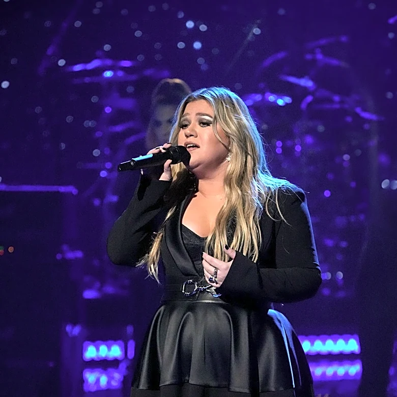 Kelly Clarkson Handles Wardrobe Malfunction with Humor During Las Vegas Residency