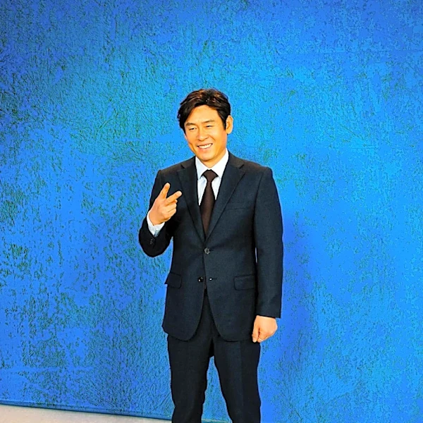 Lee Byung-hun Celebrates 13th Wedding Anniversary with Lee Min Jung in Luxurious Style