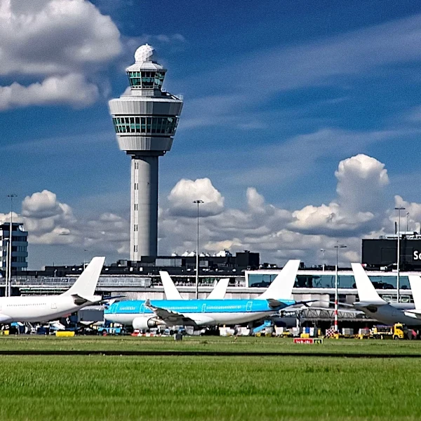 KLM Reduces Complimentary Services in Economy Class Amidst European Competition