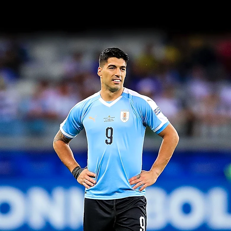 Diego Forlán Considers Luis Suárez's Return to Uruguay National Team Amid Coaching Transition