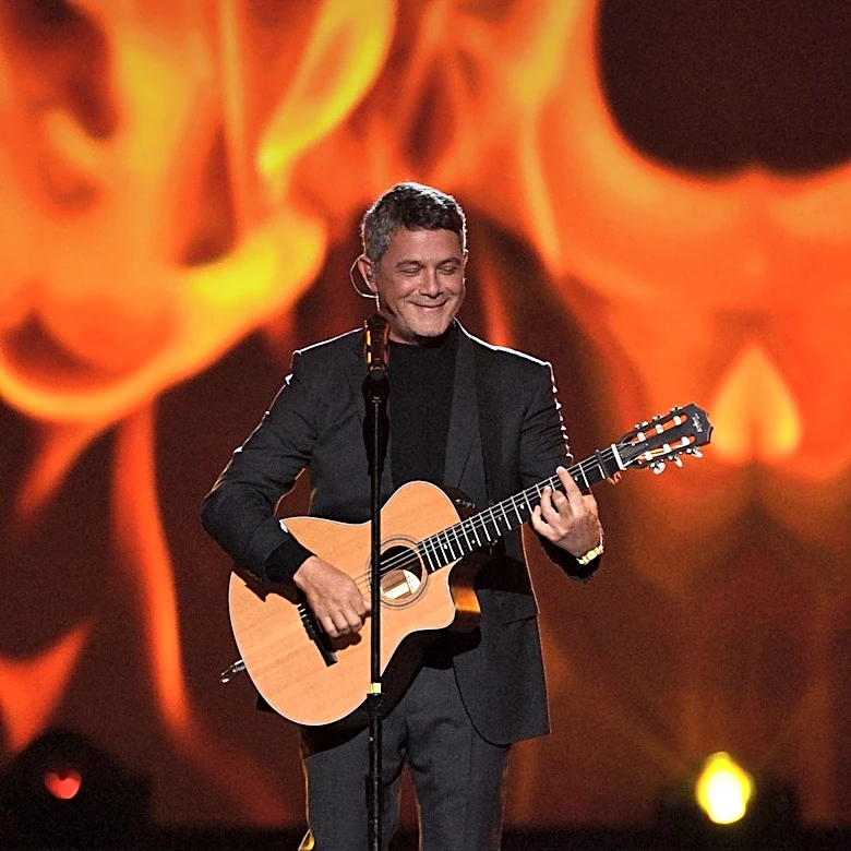 Alejandro Sanz and Stephanie Cayo Share Family Vacation in Mallorca