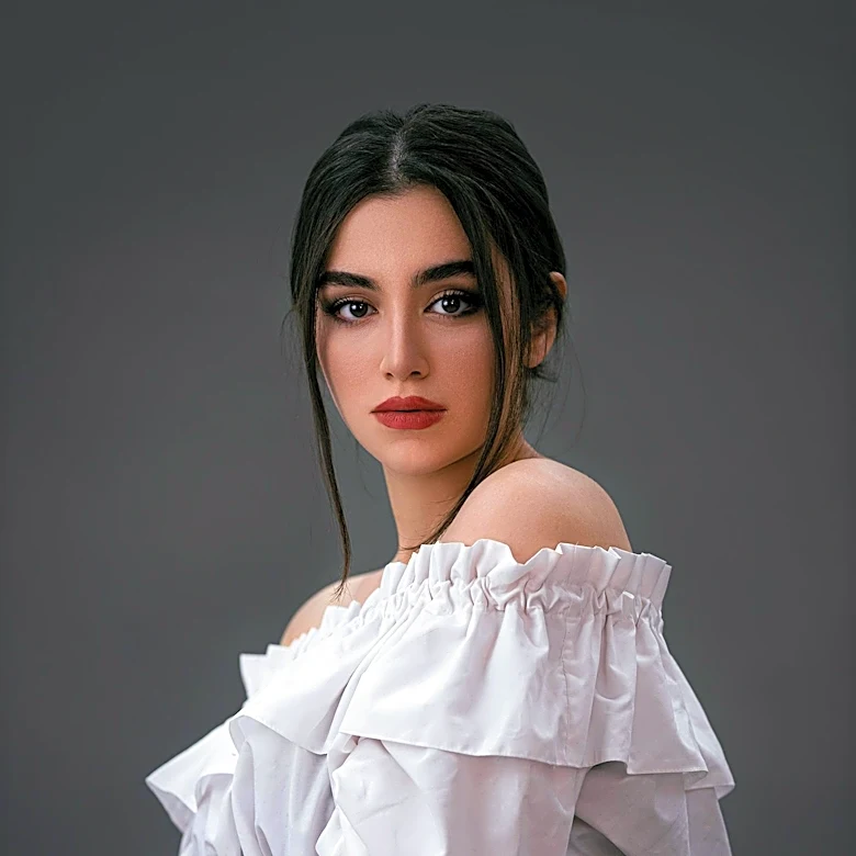 Matt Damon's Daughter Isabella Signs with IMG Models, Launching Modeling Career