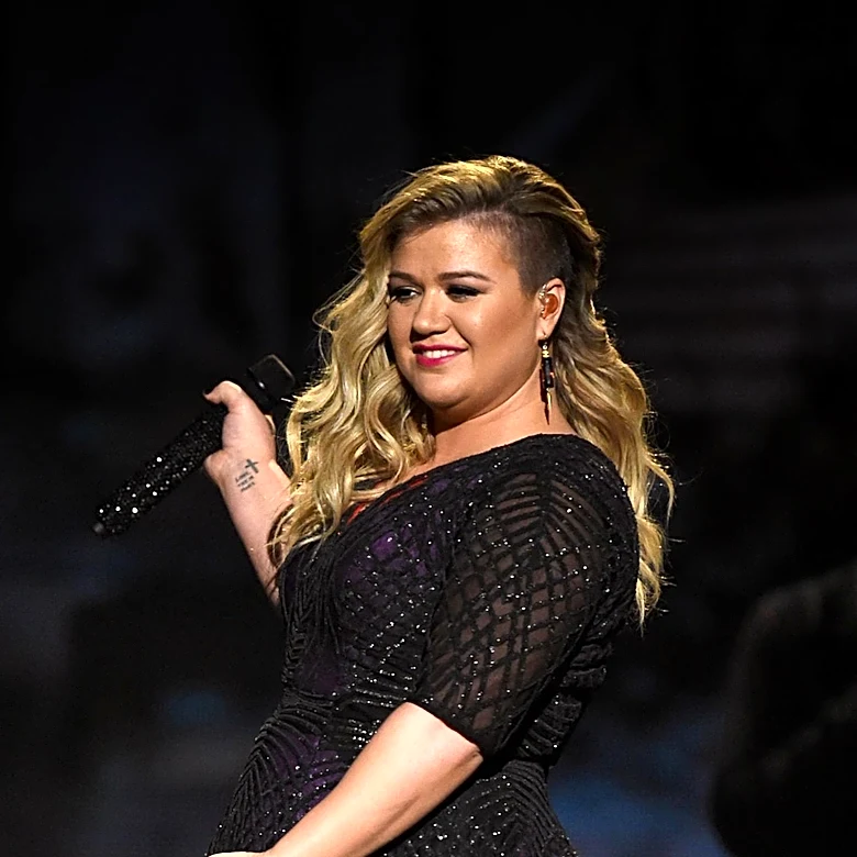 Kelly Clarkson's Wardrobe Malfunction in Las Vegas Turns into a Body Positivity Moment