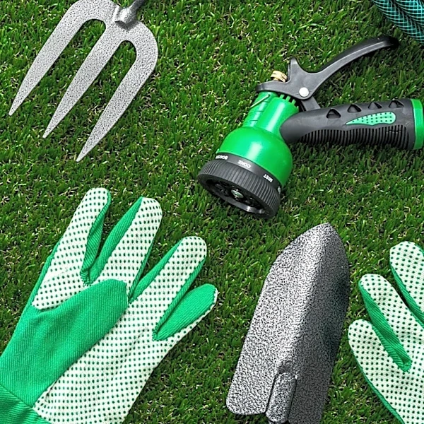 Milwaukee Tool Introduces M12 Handheld Broadcast Spreader for Efficient Landscaping