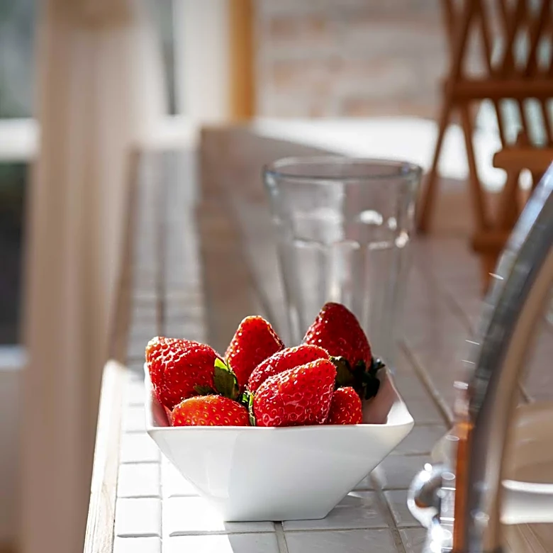Experts Advise on Handling Moldy Strawberries to Ensure Food Safety