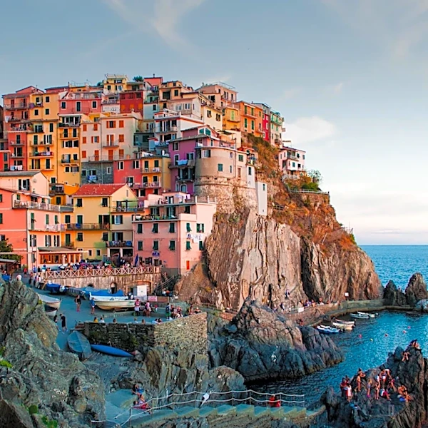 Townsizing Trend Sees Tourists Opting for Smaller Destinations Over Major Hubs