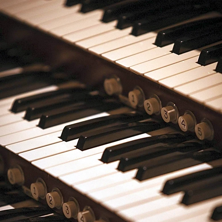DIY Enthusiast Builds Hand-Cranked Hammond Organ Replica for Educational Insight