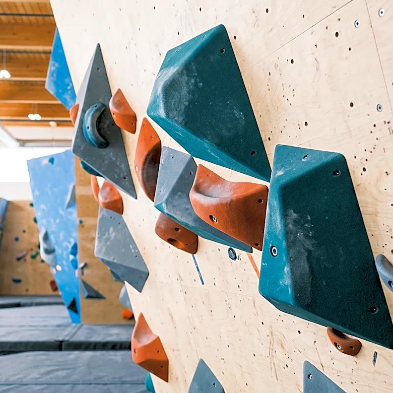 Bouldering Offers Comprehensive Physical and Mental Benefits, Accessible to Beginners