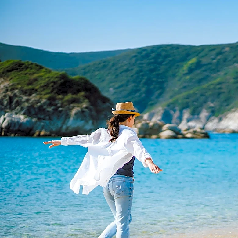 Coastal Cowgirl Trend Blends Western and Summer Fashion, Elevating White Cowboy Hats
