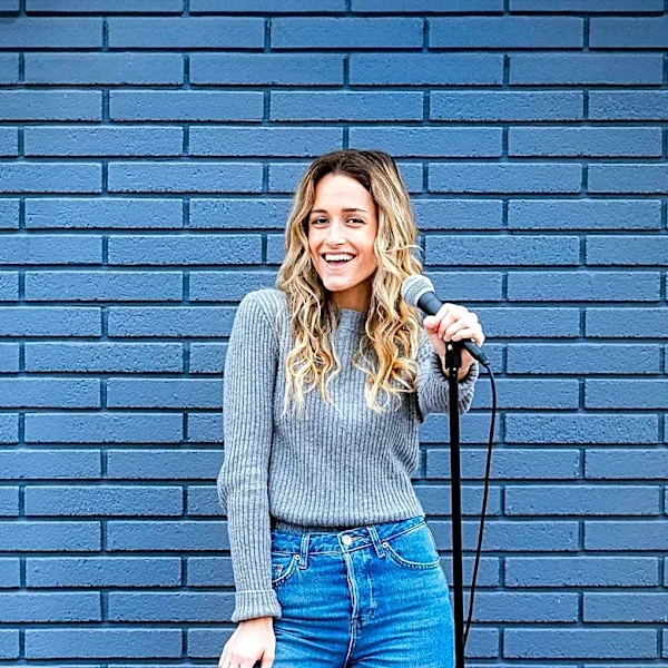Comedian Taylor Tomlinson's Family Dynamics Highlighted in Career Success